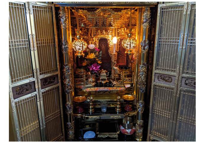 古民家の大きな仏壇